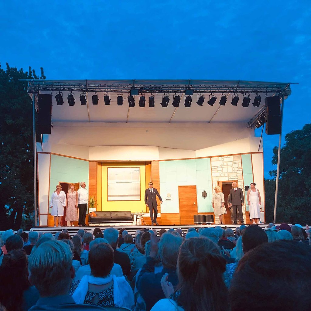 Krusenstiernska teaterns scen med publik framför