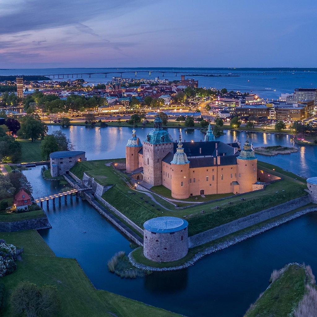 Flygbild över Kalmar med Kalmar Slott i förgrunden.