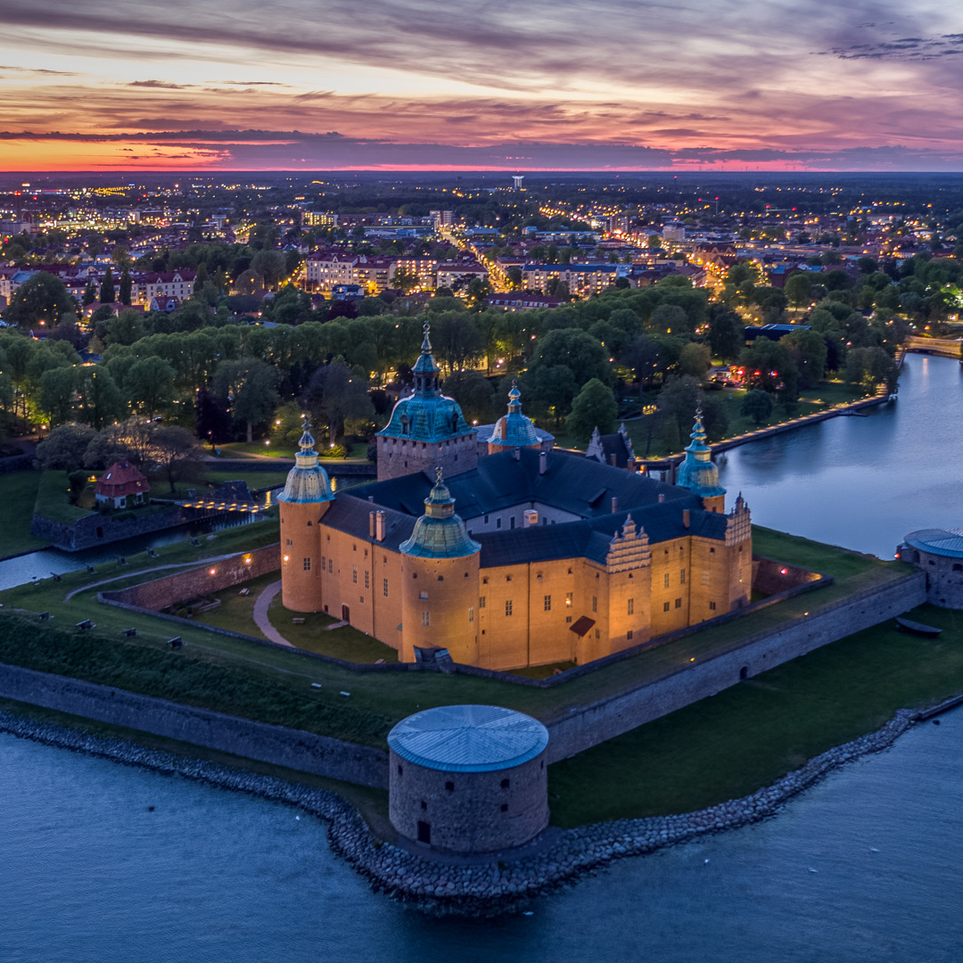 Vy över Kalmar med slottet i förgrunden