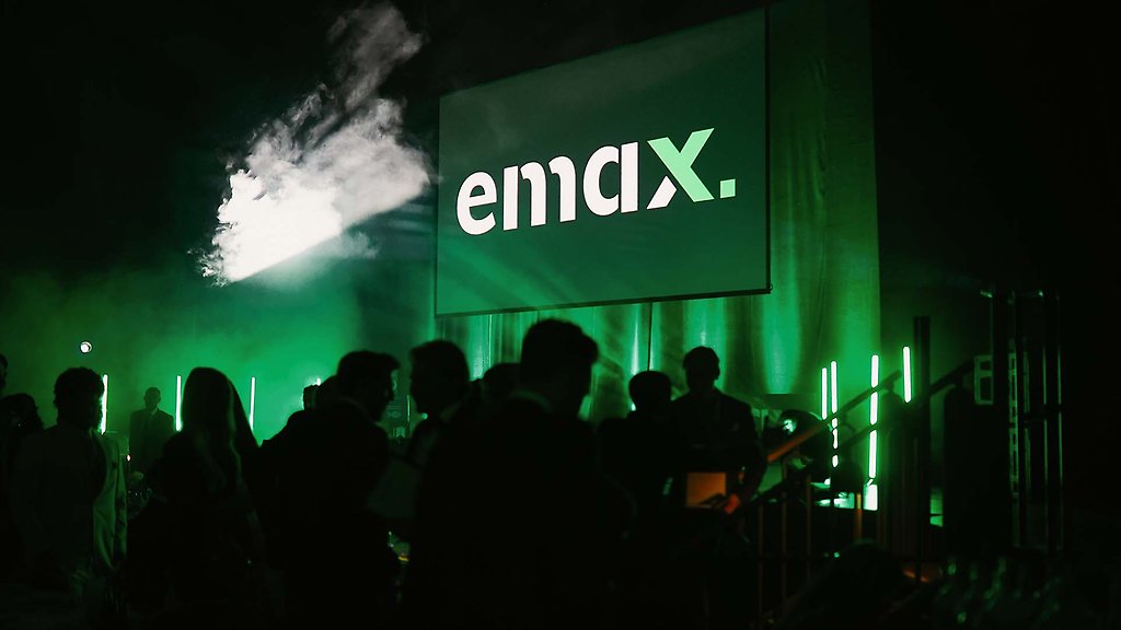 Siluetter syns under en skylt med namnet Emax
