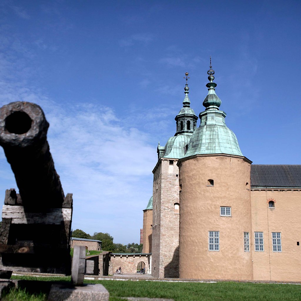 Kalmar castle and  a cannon on the wall surrounduing the castle. 
