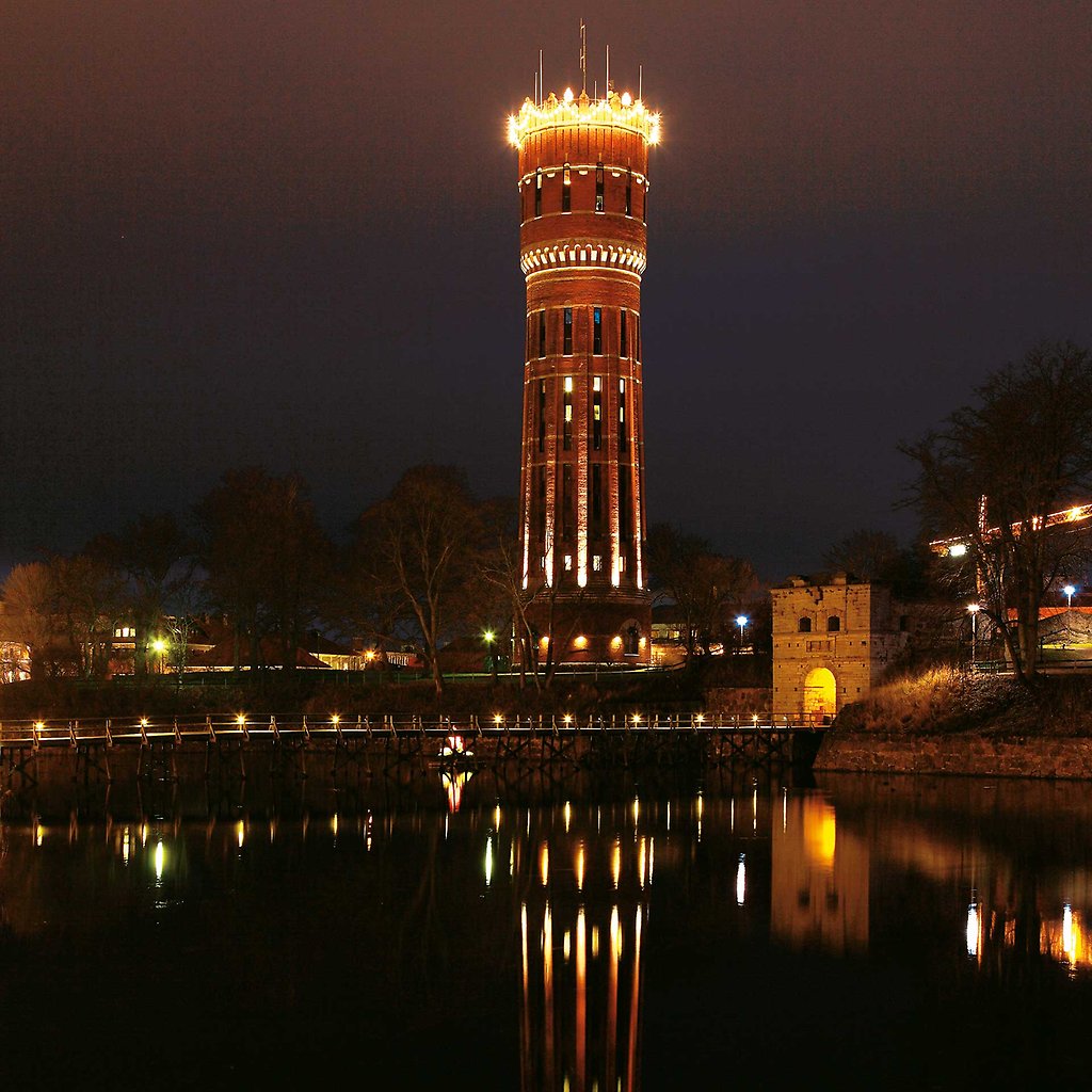 Gamla vattentornet upplyst på kvällen. 