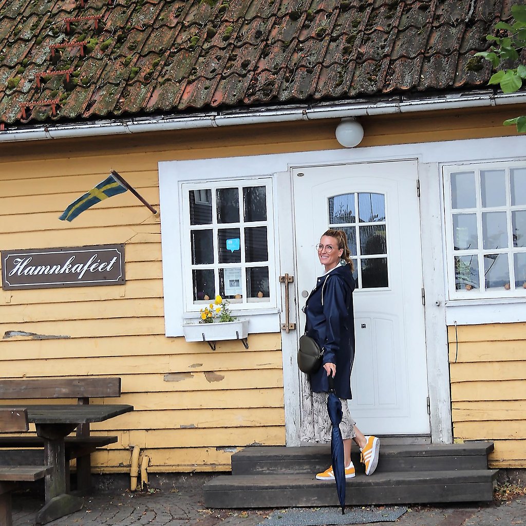 Marika Axén framför dörren till Hamnkaféets gula byggnad.