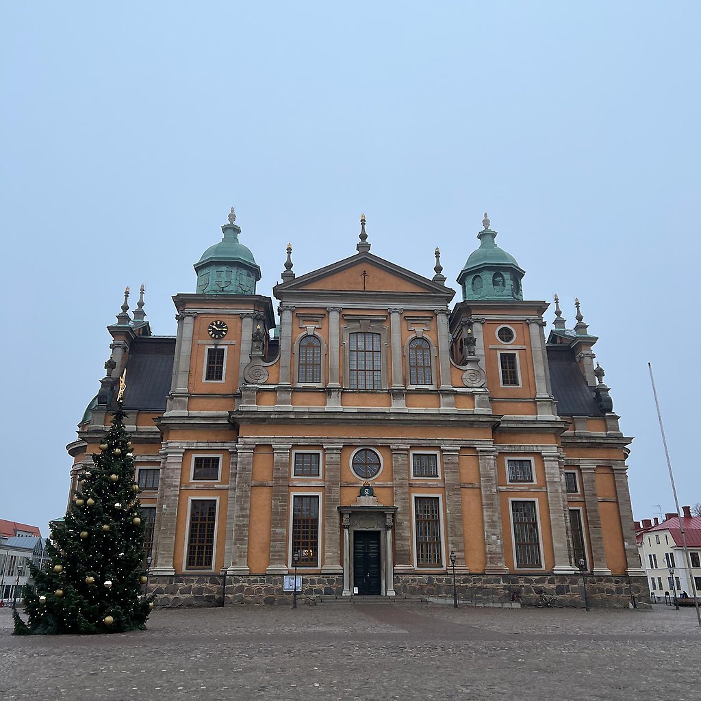 Kalmar domkyrka med en julgran framför.