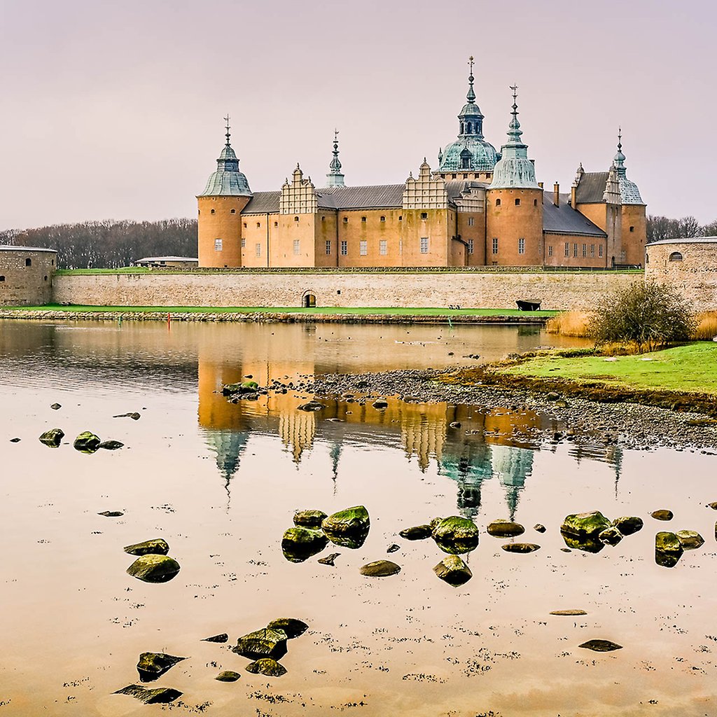 Kalmar Slott speglar sig i vattnet.