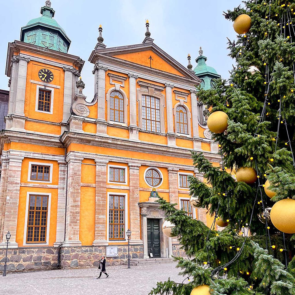 En gran med julkulor i syns framför Kalmar domkyrka