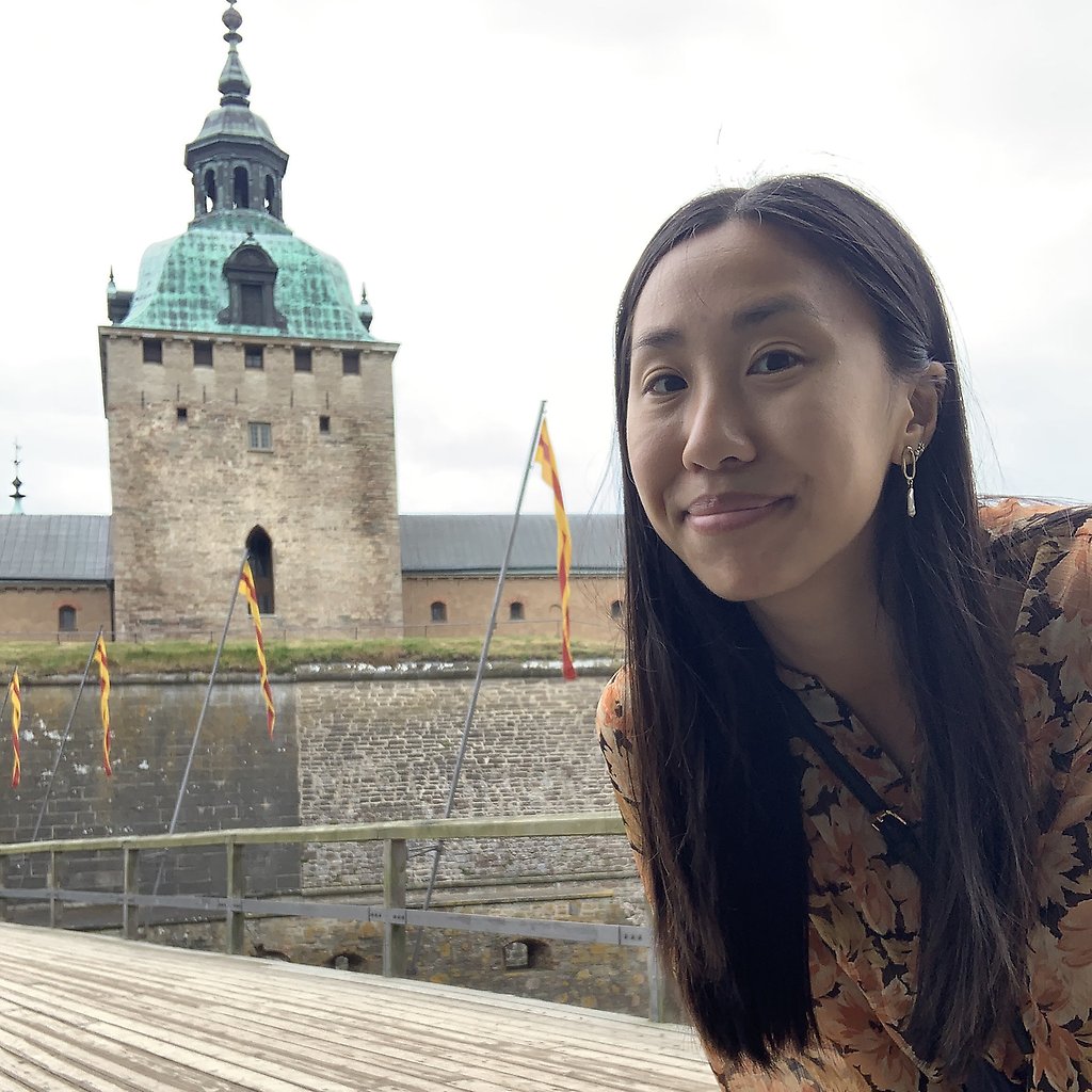 Thuha Nguyen framför Kalmar Slott.
