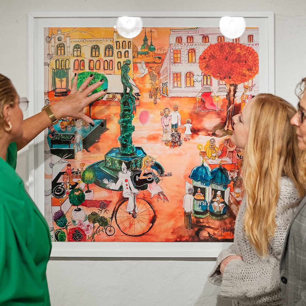 Konstnären visar en färgstark tavla för Helena och Marija.