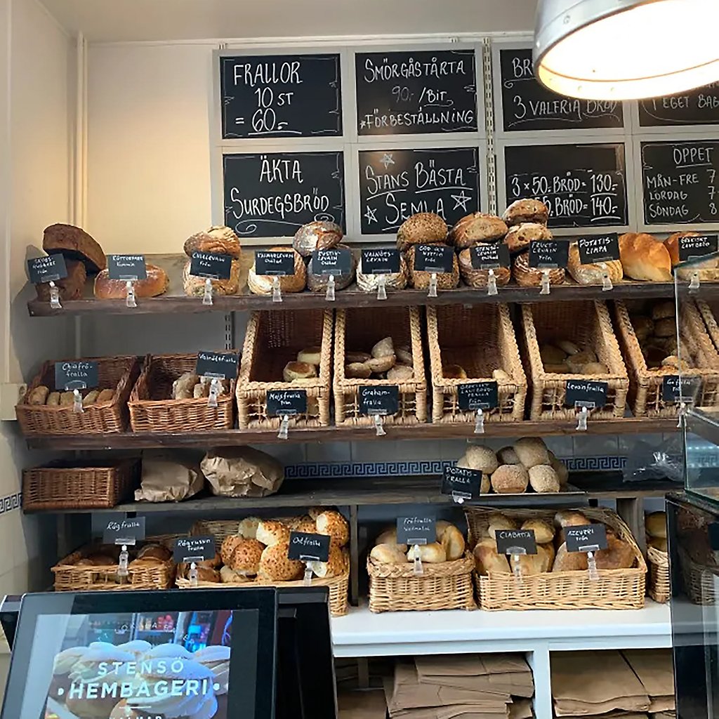 En vägg fylld av korgar med bröd.