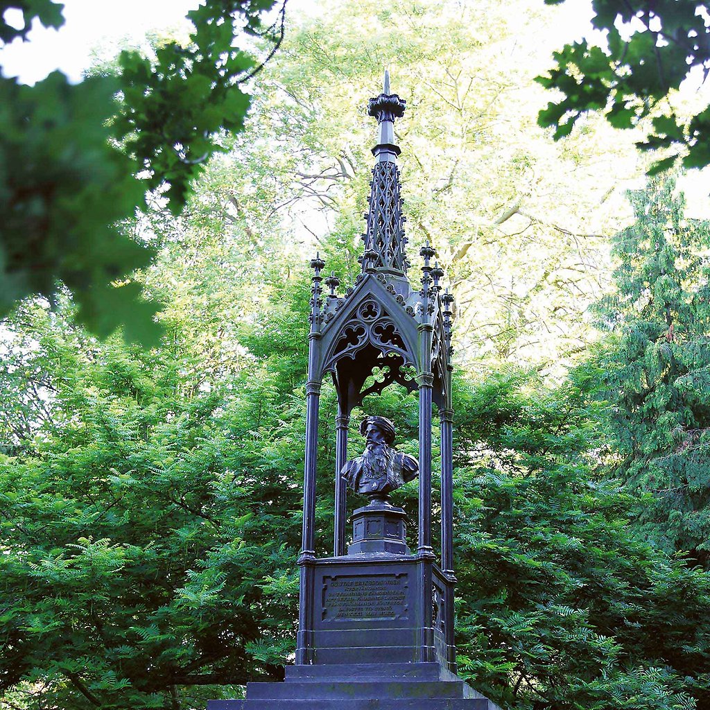 A statue of King Gustav Vasa in the city park. 