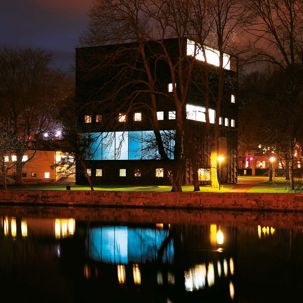 Svarta kubformade Kalmar konstmuseum i stadsparken. 