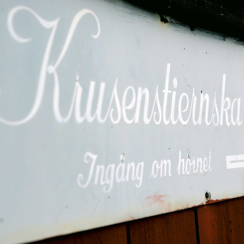 Sign for the Krusenstierna garden on the fence outside. 