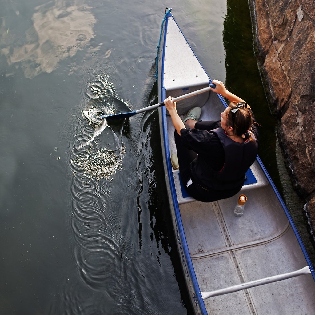 Madeleine Petersson paddlar kanot