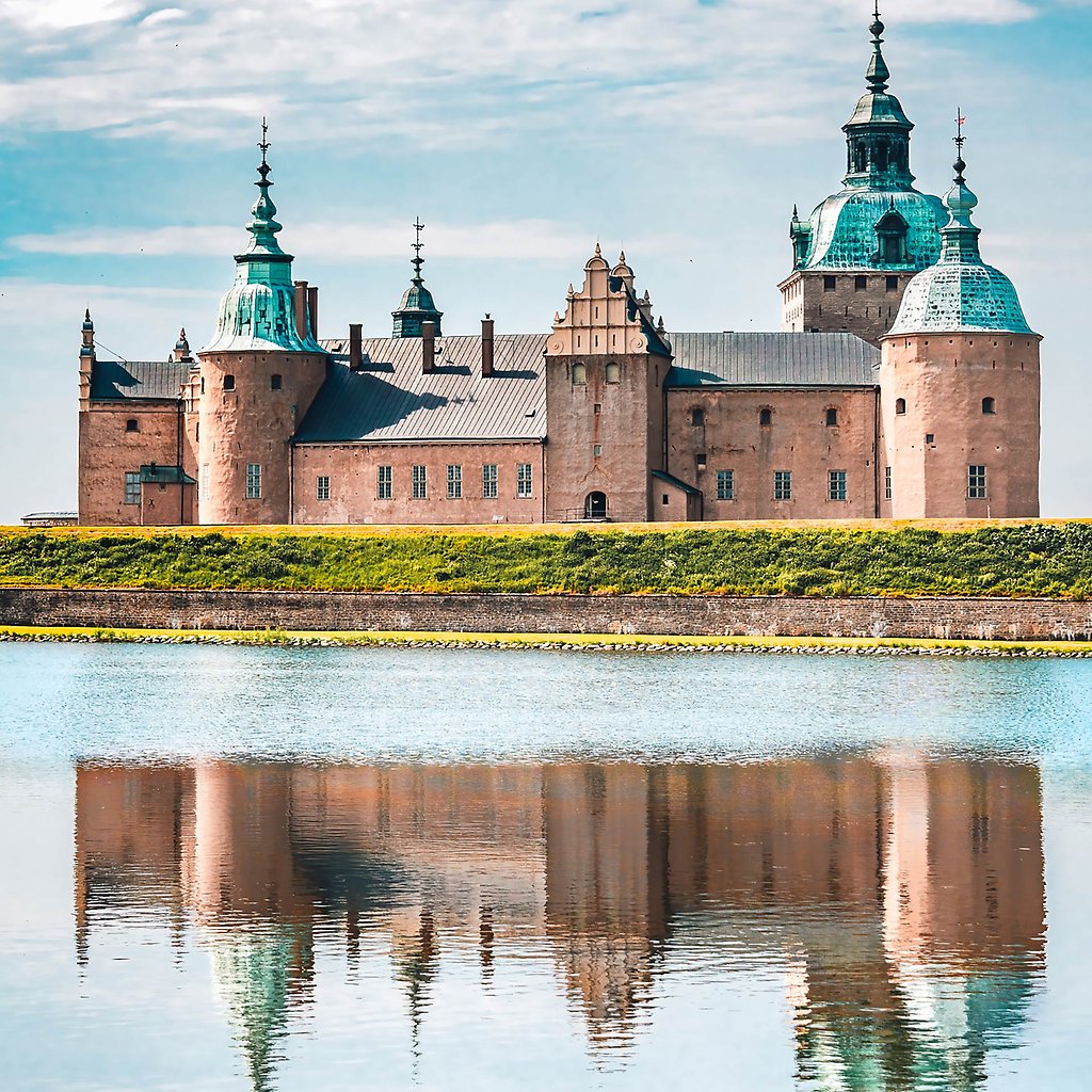 Kalmar Slott som också speglar sig i vattnet framför